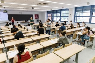 Archivo - Alumnos y profesores durante el primer examen de la PAU 2025, en un aula en la Facultad de Químicas, durante la primera jornada de selectividad en Madrid, a 3 de junio de 2025, en Madrid (España). 