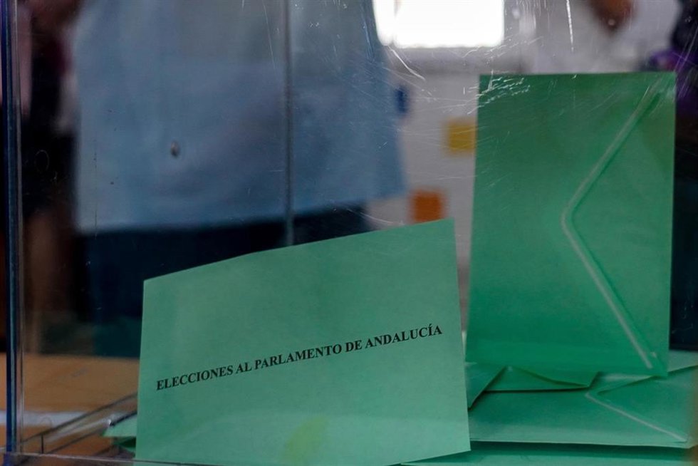 Archivo - Urnas con las papeletas donde los andaluces ejercen su derecho al voto durante el día de las elecciones a la Presidencia de la Junta de Andalucía (Foto de archivo).