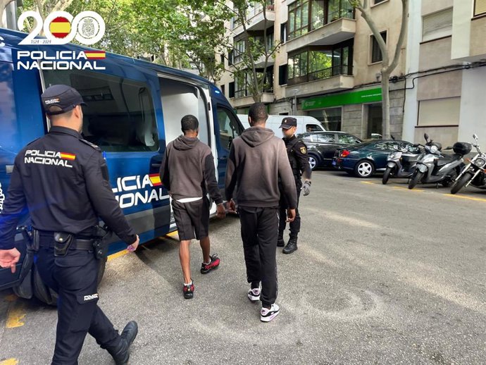 Los dos sospechosos, escoltados por la Policía.