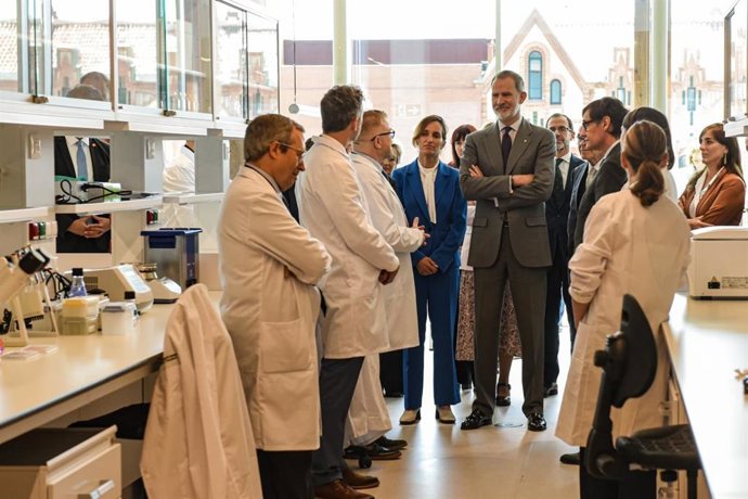 El Rey Felipe VI, el presidente de la Generalitat, Salvador Illa, la ministra de Sanidad, Mónica García, el delegado del Gobierno, Carlos Prieto, y el presidente de la Fundación La Caixa, Isidro Fainé, inauguran el CaixaResearch Institute, en Barcelona