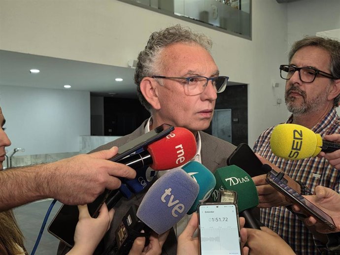 El delegado del Gobierno en Extremadura atiende a los medios de comunicación
