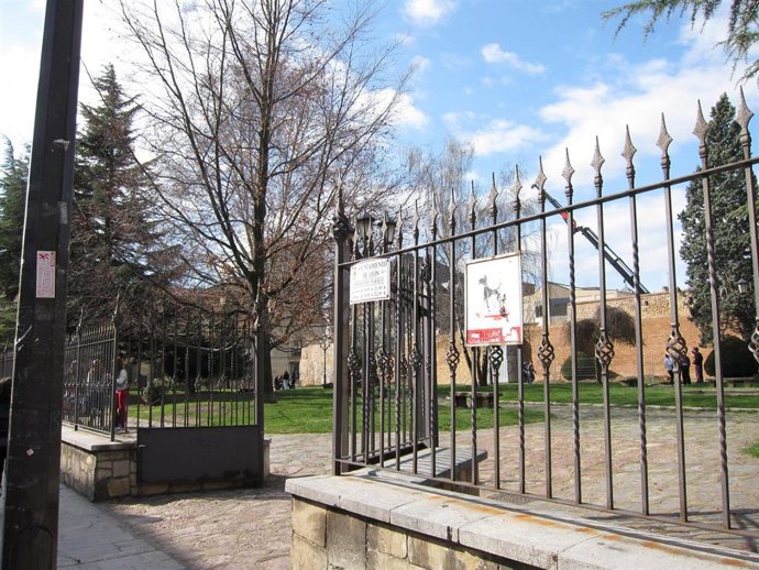 El Ayuntamiento de León cierra los parques de la ciudad ante la alerta amarilla por tormentas y fuertes rachas de viento.