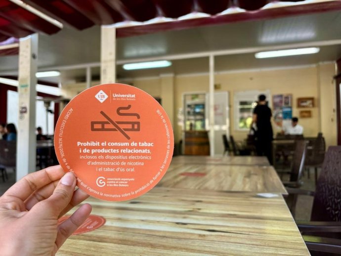 Cartel con la prohibición de fumar tabaco en una cafetería de la UIB.