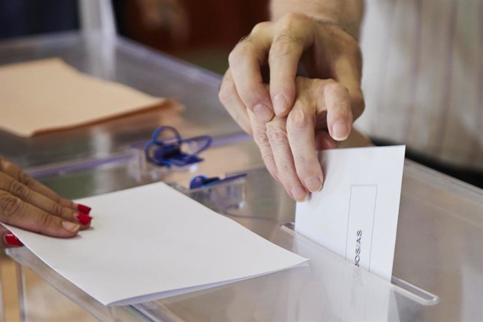 Archivo - Una persona deposita su voto en Sevilla. Imagen de archivo.
