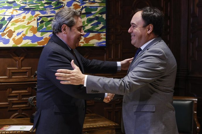 Archivo - Arxiu - El president de la Generalitat, Juanfran Pérez Llorca (d), es reunix amb el síndic del grup parlamentari VOX (e), José María Llanos, a 27 de gener del 2026, a València
