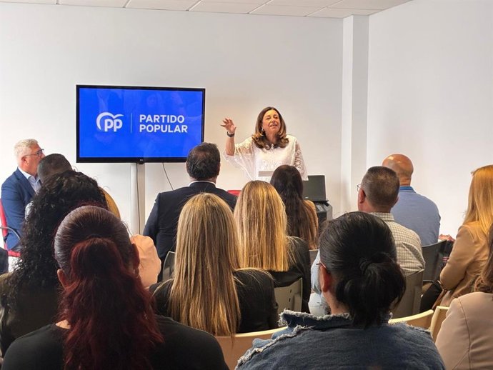 La candidata del PP al Parlamento de Andalucía por Almería María del Carmen Castillo participa en un Foro de Educación.
