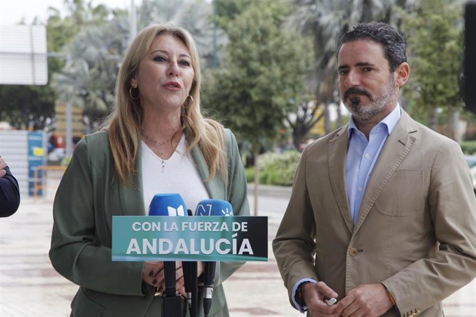El secretario general del PP de Málaga y candidato a las elecciones autonómicas, José Ramón Carmona, junto a la también candidata Carolina España
