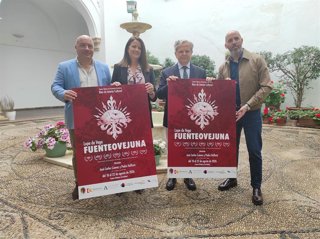 Silvia Mellado y Salvador Fuentes (centro), entre Gabriel Duque y Eduardo Lucena, con los carteles de la representación de 'Fuenteovejuna'.