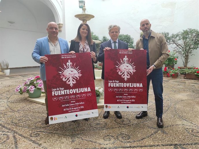 Silvia Mellado y Salvador Fuentes (centro), entre Gabriel Duque y Eduardo Lucena, con los carteles de la representación de 'Fuenteovejuna'.
