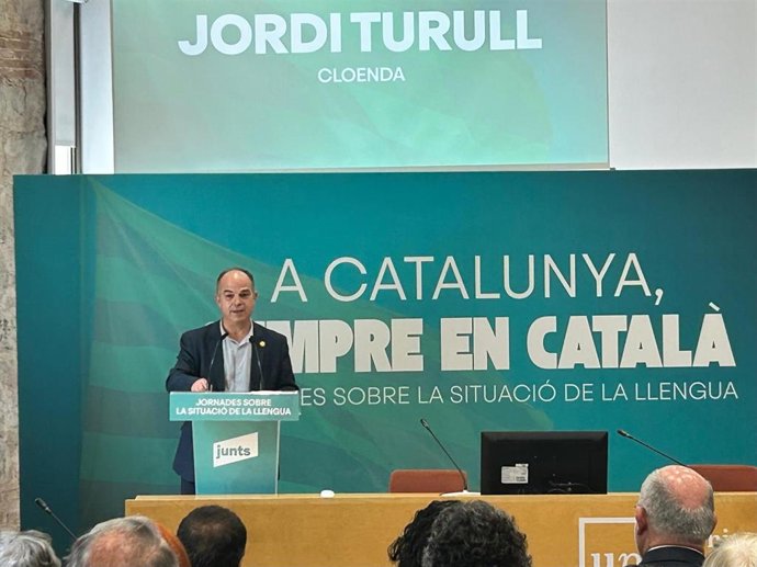 El secretario general de Junts, Jordi Turull, cierra una jornada del partido sobre el catalán