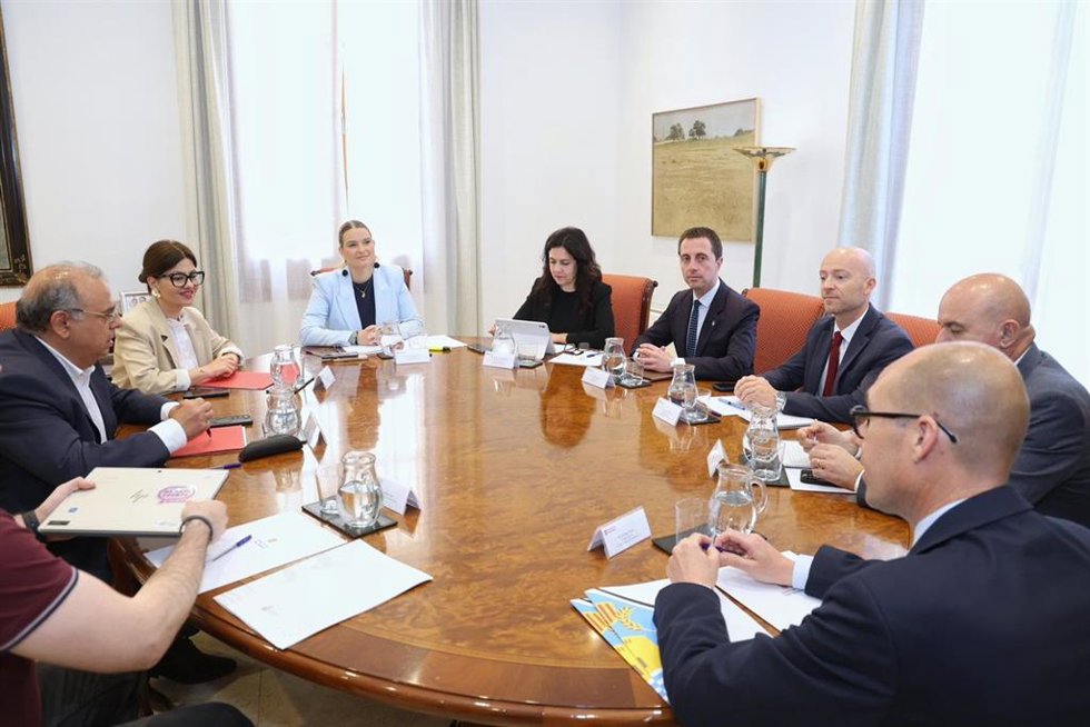 Reunión de la ministra de Infancia y Juventud, Sira Rego, la presidenta del Govern, Marga Prohens, y los presidentes de los Consells insulares para tratar la situación de los menores migrantes.