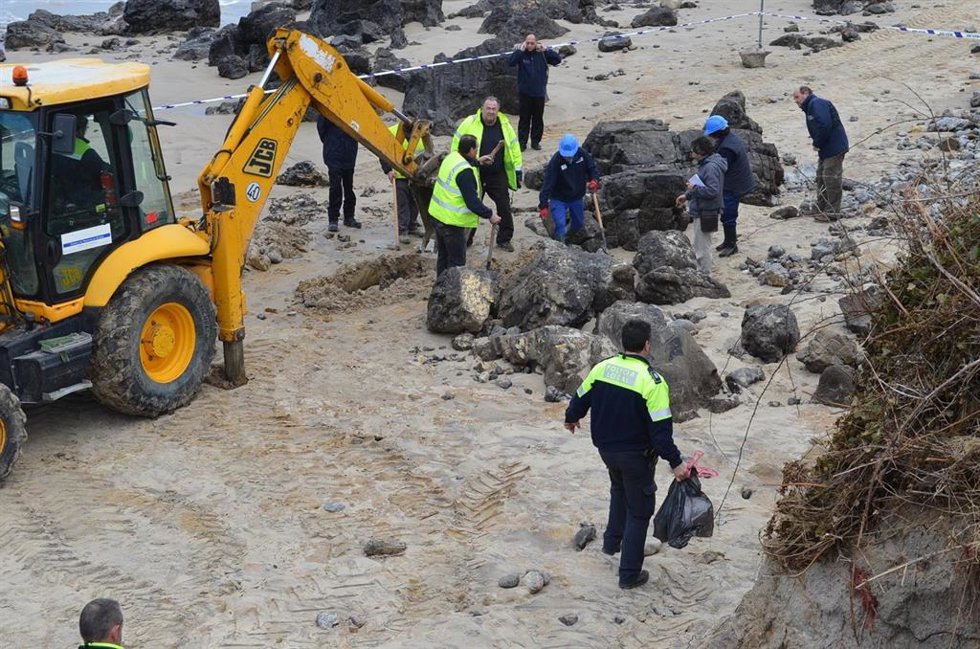 Archivo - Análisis de las fosas en la playa de Borizu