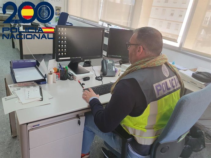 Un agente de la Policía Nacional en su puesto de trabajo, como imagen de recurso.