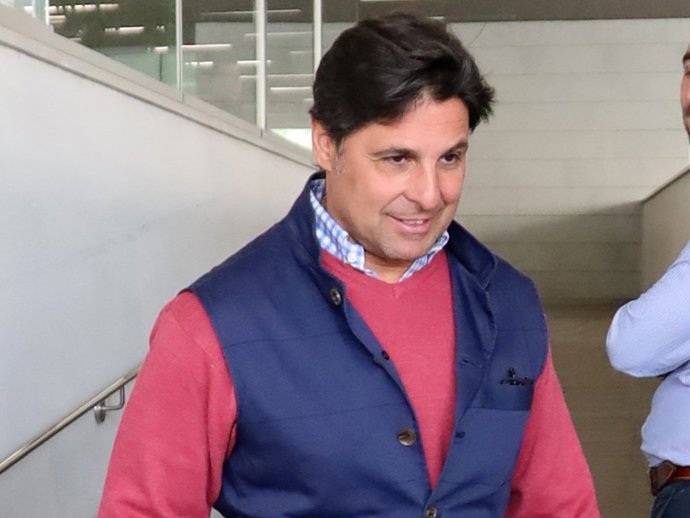 Francisco Rivera atiende a los medios en el hospital en el que  permanece ingresado Roca Rey