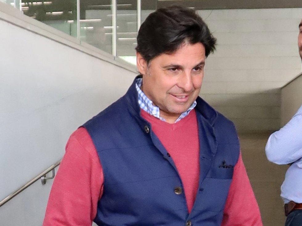 Francisco Rivera atiende a los medios en el hospital en el que  permanece ingresado Roca Rey