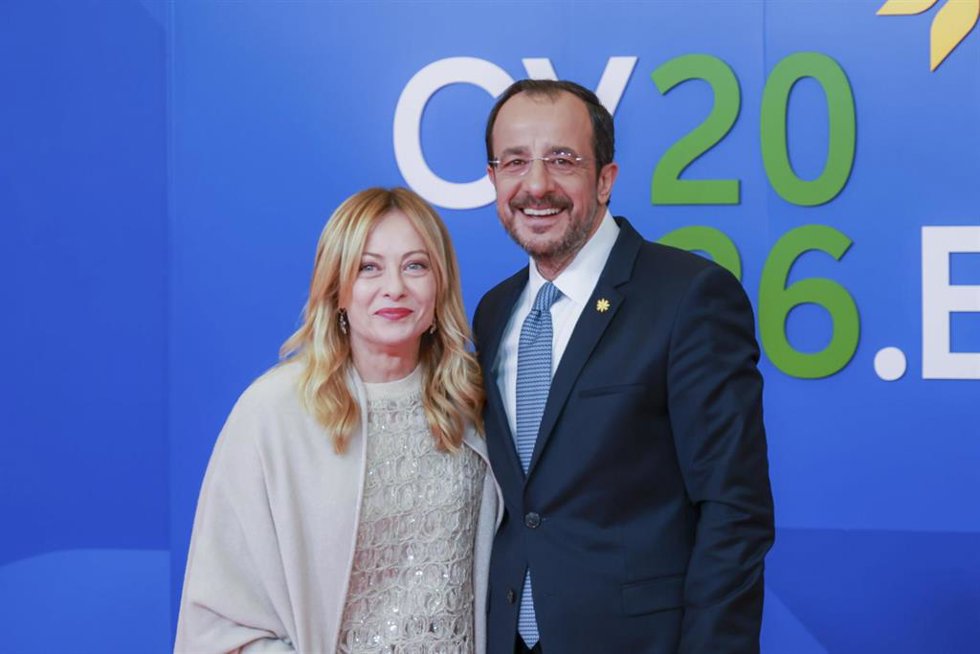 La primera ministra de Italia, Giorgia Meloni, recibida por el presidente de Chipre, Nikos Christodoulides, a su llegada a la cumbre informal de líderes de la UE en Nicosia.