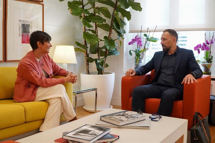 Isabel Rodríguez y Denis Itxaso durante su encuentro este viernes en Madrid.