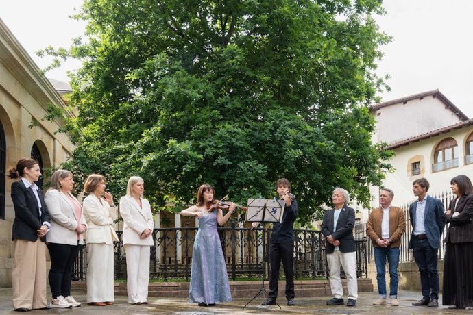 La joven intérprete japonesa Ai Yoshida y el violinista vasco Gontzal Rodríguez Agudo interpretan una pieza junto al Árbol de Gernika