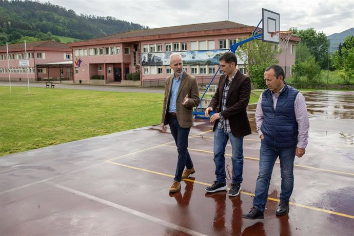 El consejero de Educación, Sergio Silva, en el CEIP Leonardo Torres Quevedo