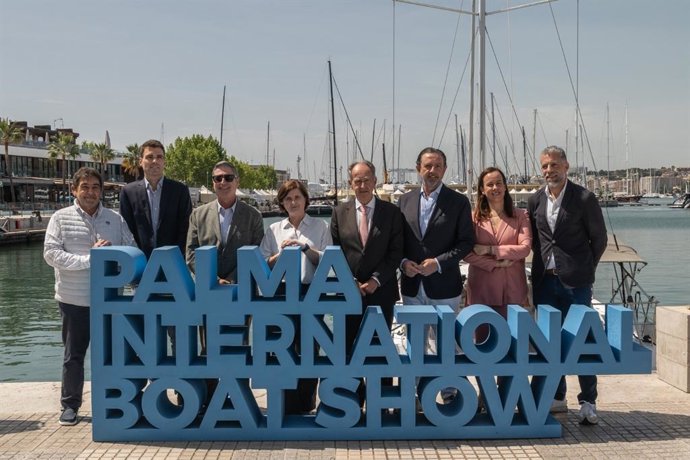 El conseller de Empresas, Autónomos y Energía, Alejandro Sáenz de San Pedro, el presidente de la APB, Javier Sanz, y representantes del sector náutico de Baleares, en la presentación del Palma International Boat Show 2026.