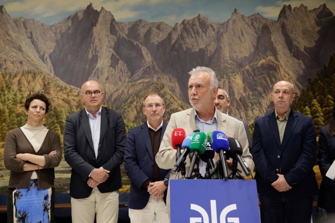 El ministro de Política Territorial, Ángel Víctor Torres, en declaraciones a los medios tras la reunión entre autoridades del Cabildo de La Palma y del Ministerio para abordar la reconstrucción de la isla tras el volcán