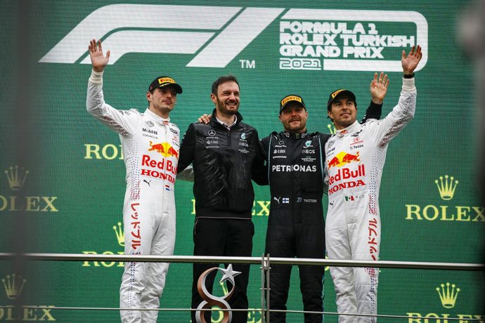 Archivo - BOTTAS Valtteri (fin), Mercedes AMG F1 GP W12 E Performance, portrait, podium with VERSTAPPEN Max (ned), Red Bull Racing Honda RB16B and PEREZ Sergio (mex), Red Bull Racing Honda RB16B during the Formula 1 Rolex Turkish Grand Prix 2021, 16th rou