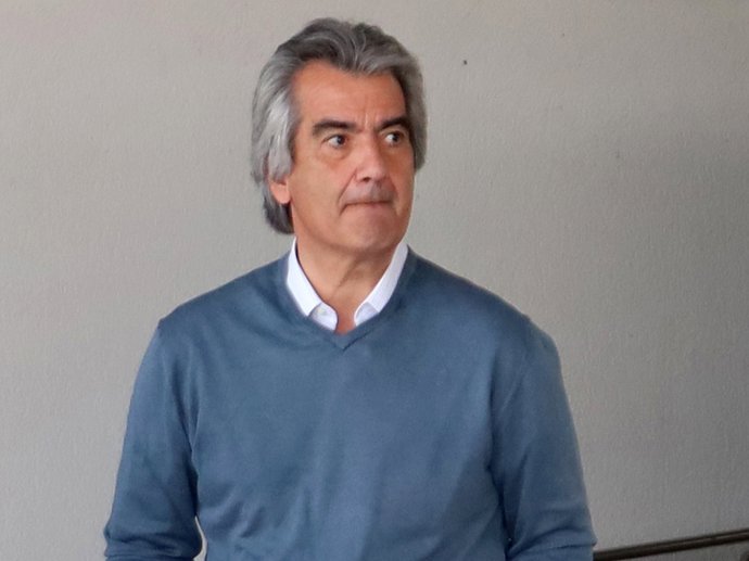 Luis Manuel Lozano, apoderado de Roca Rey, atiende a los medios en el hospital en el que el torero permanece ingresado, a 24 de abril de 2026, en Sevilla (España)