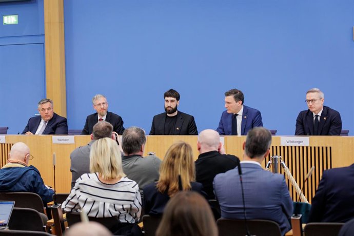 Rolf Schumann (Schwarz Digits), Samuel Weinbach (Aleph Alpha), Aidan Gomez (Cohere) y representantes de los gobiernos de Alemania y Canadá.