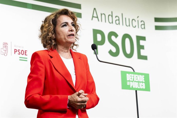 La secretaria general del PSOE-A y candidata a la Presidencia de la Junta de Andalucía, María Jesús Montero, atiende a medios antes de reunirse con representantes de UGT y CCOO del manipulado de frutas y verduras en Almería. A 24 de abril de 2026 en Almer