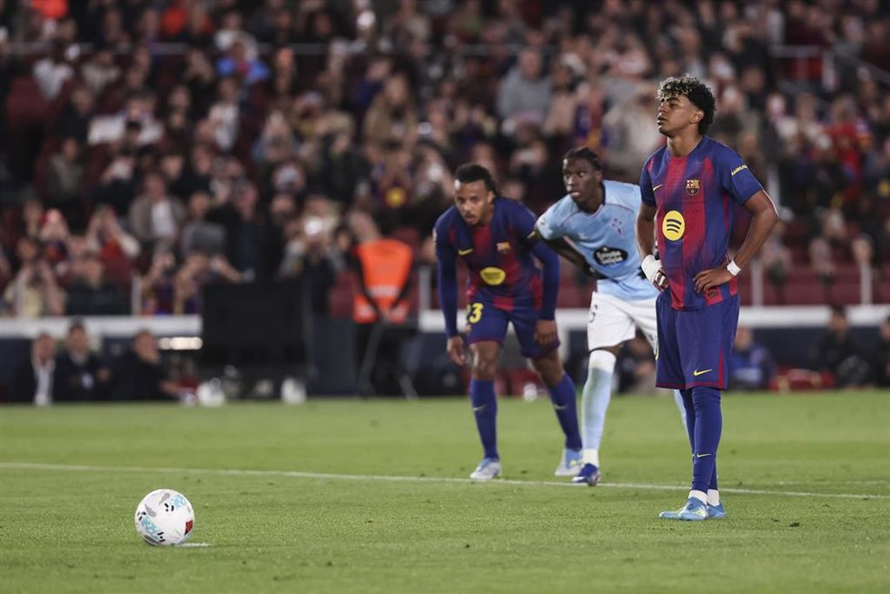Lamine Yamal antes de tirar el penalti en el que se lesionó, durante el FC Barcelona-RC Celta de Vigo del Spotify Camp Nou