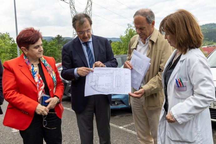 El consejero de Salud, ALberto Martínez, y la directora general de Osakidteza, Lore Bilbao, en la parcela donde se ampliará el aparcamiento del Hospital de Galdakao-Usansolo