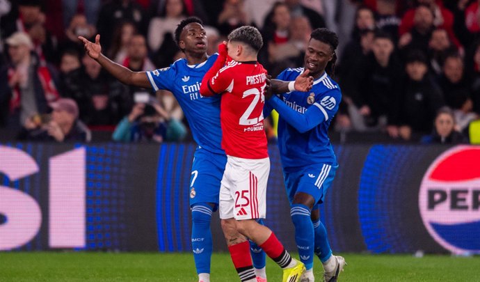 Archivo - Gianluca Prestianni y Vinícius en el Benfica-Real Madrid del Estádio da Luz