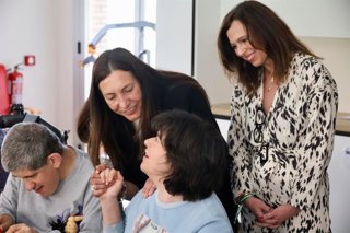 La consejera de Inclusión Social, Juventud, Familias e Igualdad, Loles López, y la de Fomento, Articulación del Territorio y Vivienda, Rocío Díaz, han visitado este viernes en Guadix (Granada) la sede de la asociación San José y la residencia Nueva Era.