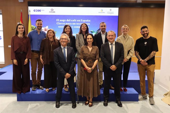 Participantes en el encuentro emrpesarial en CEOE sobre el auge del café en España
