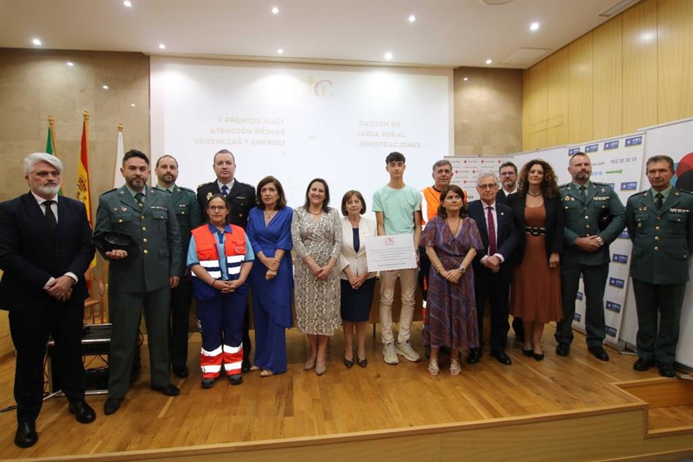 Foto de familia de la entrega de reconocimientos en Adamuz.