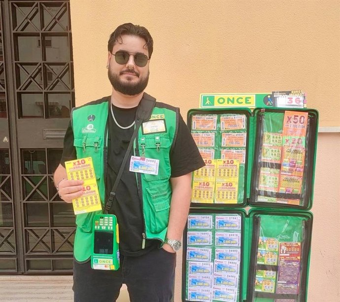 Diego González, vendedor de la ONCE desde 2021, en el centro de San Fernando.