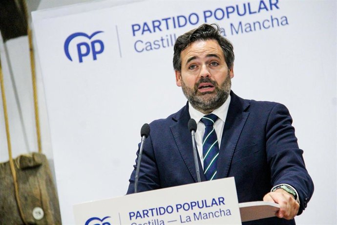 Archivo - Paco Núñez en la Mesa de Infraestructuras del Partido Popular de Castilla-La Mancha.