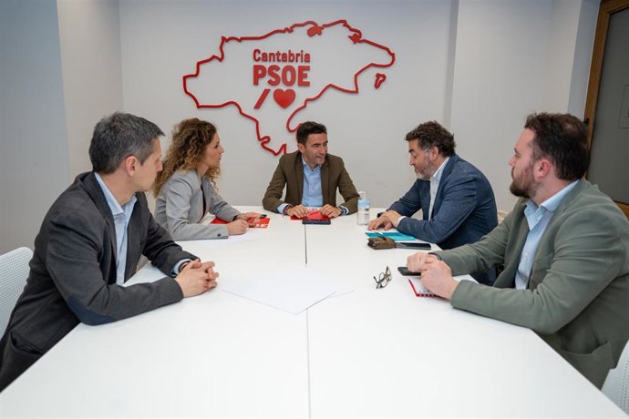 El secretario general del PSOE de Cantabria, Pedro Casares, se reúne con el eurodiputado Jonás Fernández para analizar el impacto de los fondos europeos en la comunidad autónoma