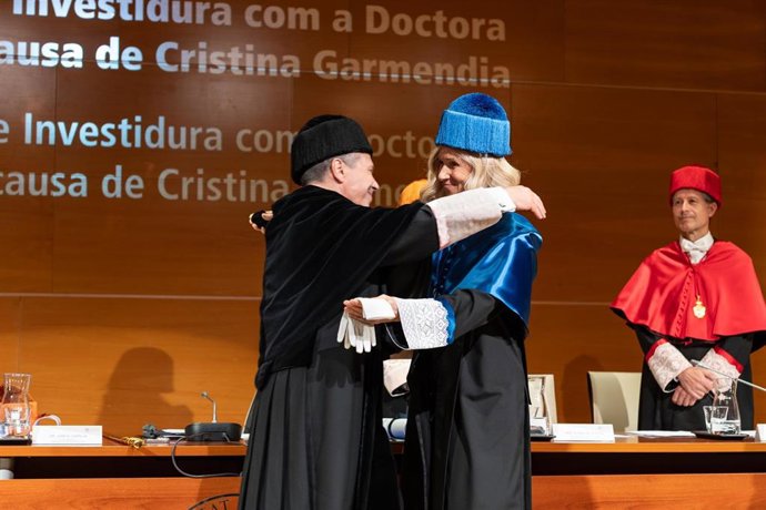 La Universitat Politècnica de València ha investido doctores honoris causa a Cristina Garmendia, ex ministra de Ciencia e Innovación y actualmente presidenta de la Fundación Cotec, y al ingeniero Francisco Chinesta .