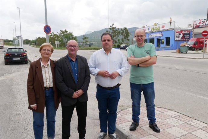 Manuel Anguita y Víctor Torres (c), en la travesía de Torredonjimeno.