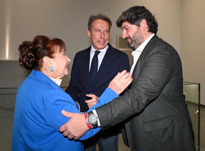 El presidente López Miras y el alcalde de Lorca, Fulgencio Gil, participaron hoy en un encuentro con beneficiarios del programa ‘Cercanos’ de la Comunidad