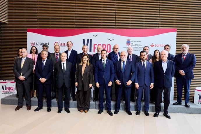 La presidenta cántabra, María José Sáenz de Buruaga, y el lehendakari del Gobierno Vasco y presidente de la Comisión del Arco Atlántico, Imanol Pradales, entre otros, en el Foro de ARCHAM
