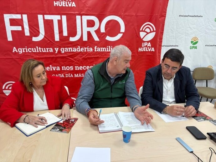 El candidato número dos del PSOE de Huelva al Parlamento andaluz, Mario Jiménez, y la diputada nacional, María Luisa Faneca, con el secretario general de UPA Huelva, Manuel Piedra.