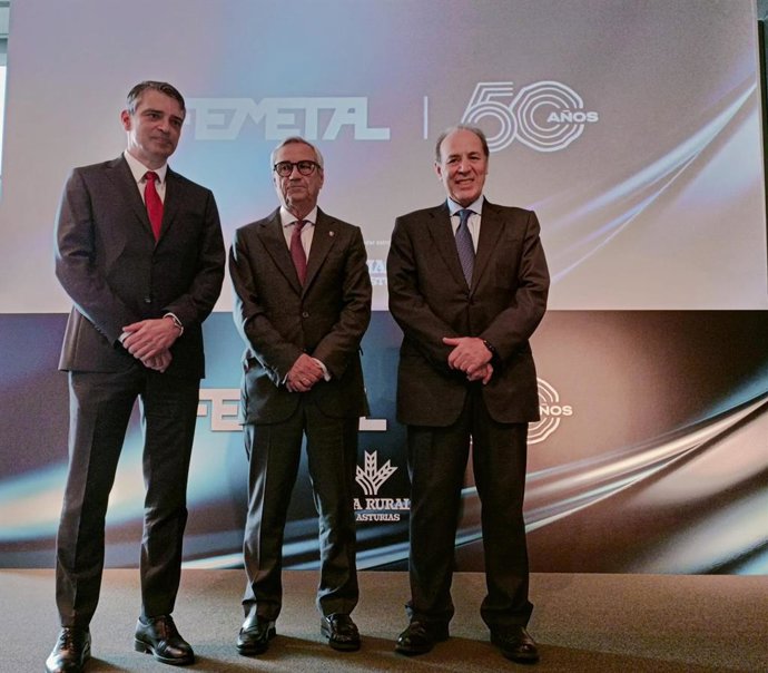 El presidente de Femetal, Antonio Fernández-Escandón, entre el viceconsejero de Industria del Principado, Juan Carlos Campo, el presidente de Confemetal, José Miguel Guerrero, en el acto de clausura de Femetal en El Musel.