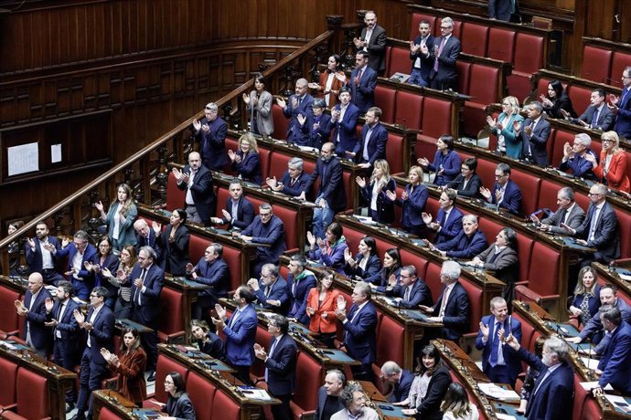 La oposición canta 'Bella Ciao' en protesta por la aprobación del decreto de seguridad