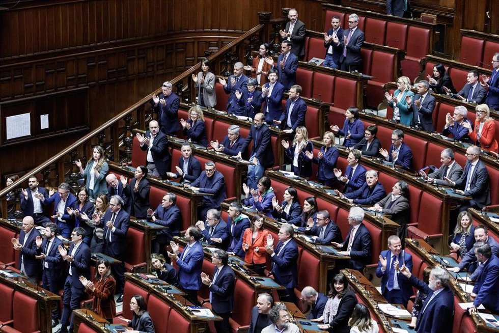 La oposición canta 'Bella Ciao' en protesta por la aprobación del decreto de seguridad
