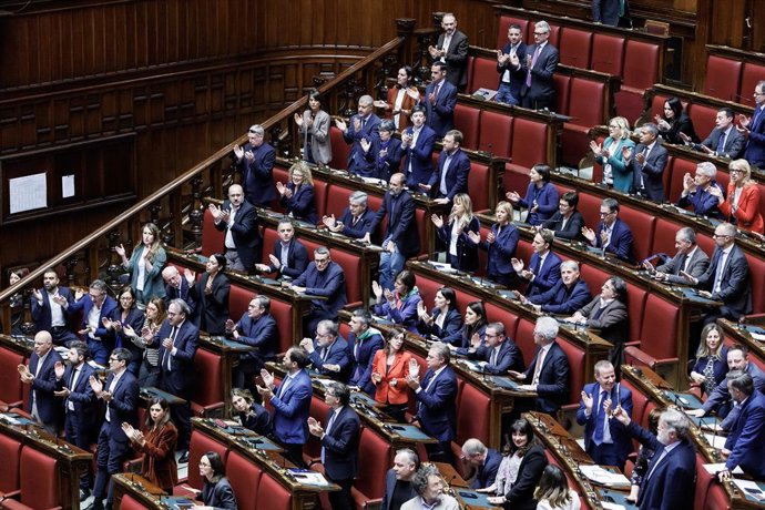 L'opposizione canta Bella ciao nell'aula della Camera dei deputati durante il voto finale sul dl recante disposizioni urgenti in materia di sicurezza pubblica, Roma, VenerdÃ 24 Aprile 2026 (Foto Roberto Monaldo / LaPresse) ..Opposition sings Bella Ciao i