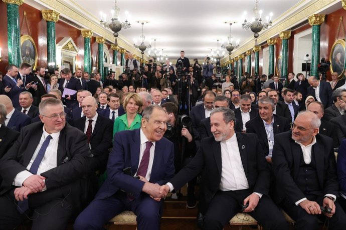 Archivo - En el centro de la imagen, los ministros de Exteriores de Rusia, Sergei Lavrov (I) y de Irán, Abbas Araqchi, durante un encuentro en Moscú (Rusia) (Imagen de archivo) 