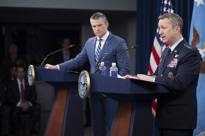 8 de abril de 2026, Washington, D.C., Estados Unidos da América: O general Dan Caine, presidente do Estado-Maior Conjunto dos EUA, à direita, responde à pergunta de um repórter enquanto o secretário de Defesa Pete Hegseth, à esquerda, observa durante uma 