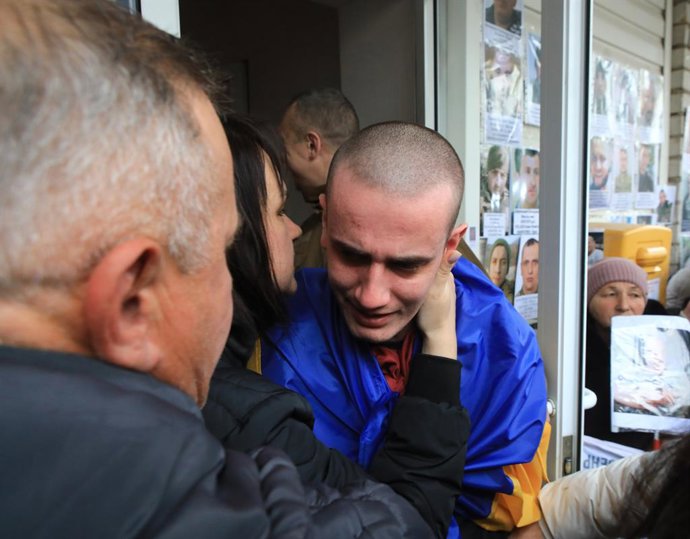 11 de abril de 2026, Chernihiv, Ucrânia: Uma mulher abraça um soldado ucraniano envolto na bandeira nacional após sua libertação do cativeiro russo, em Chernihiv, Ucrânia, em 11 de abril de 2026. Na véspera da Páscoa, a Ucrânia realizou mais uma troca de 